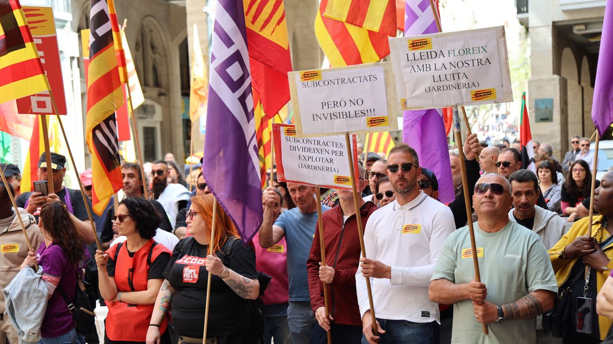 Pancartas reivindicando mejoras laborales para los jardineros en la marcha convocada por UGT y CCOO. - AMADO FORROLLA