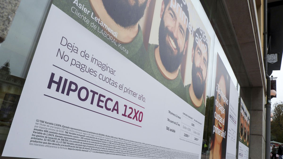 Imatge d’arxiu d’una oficina bancària amb una oferta. - EFE/J.L. CEREIJIDO