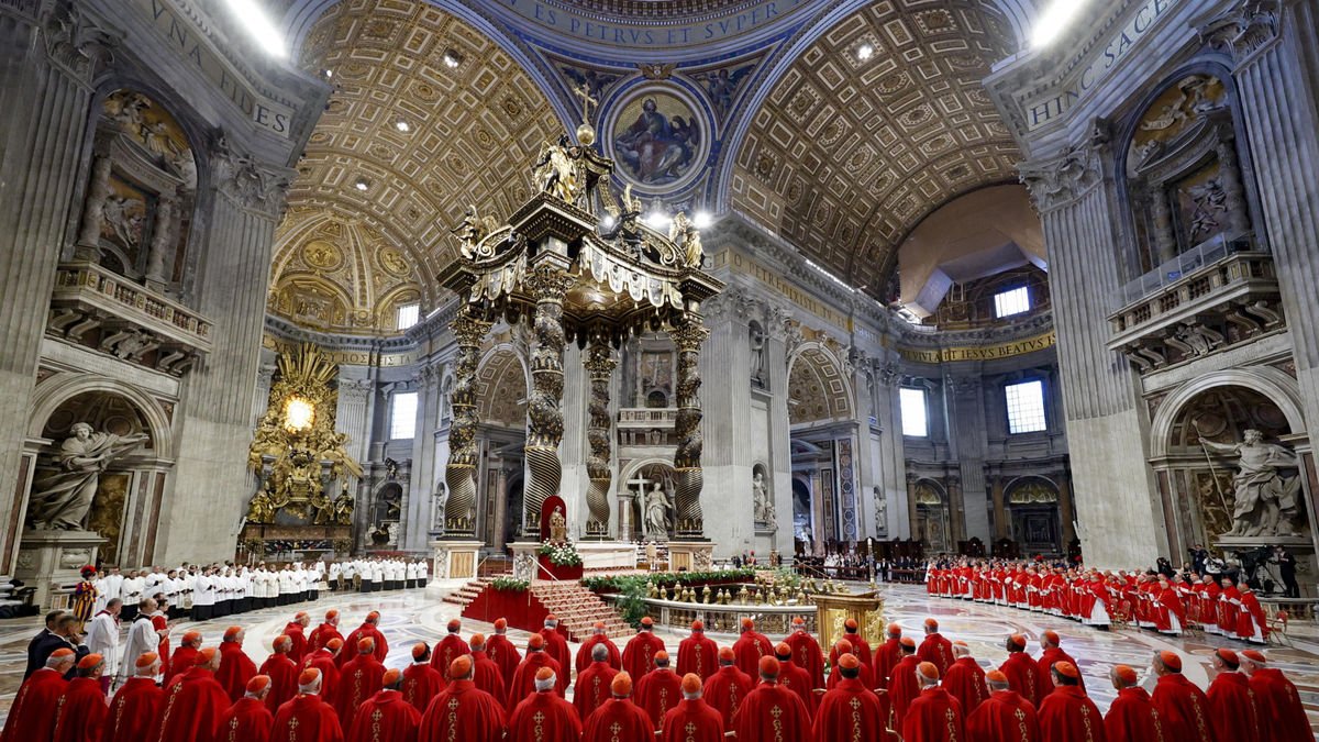 Cardenals assisteixen a la Missa de V Novemdiale en memòria del difunt papa Francesc a la Basílica de Sant Pere. - EFE/EPA/ANGELA GENNARO