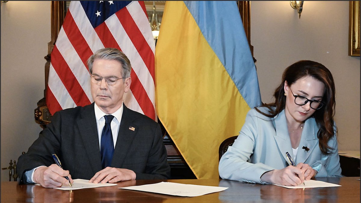 Momento de la firma del acuerdo entre Estads Unidos y Ucrania. - EFE/EPA/US DEPARTMENT OF THE TREASURY