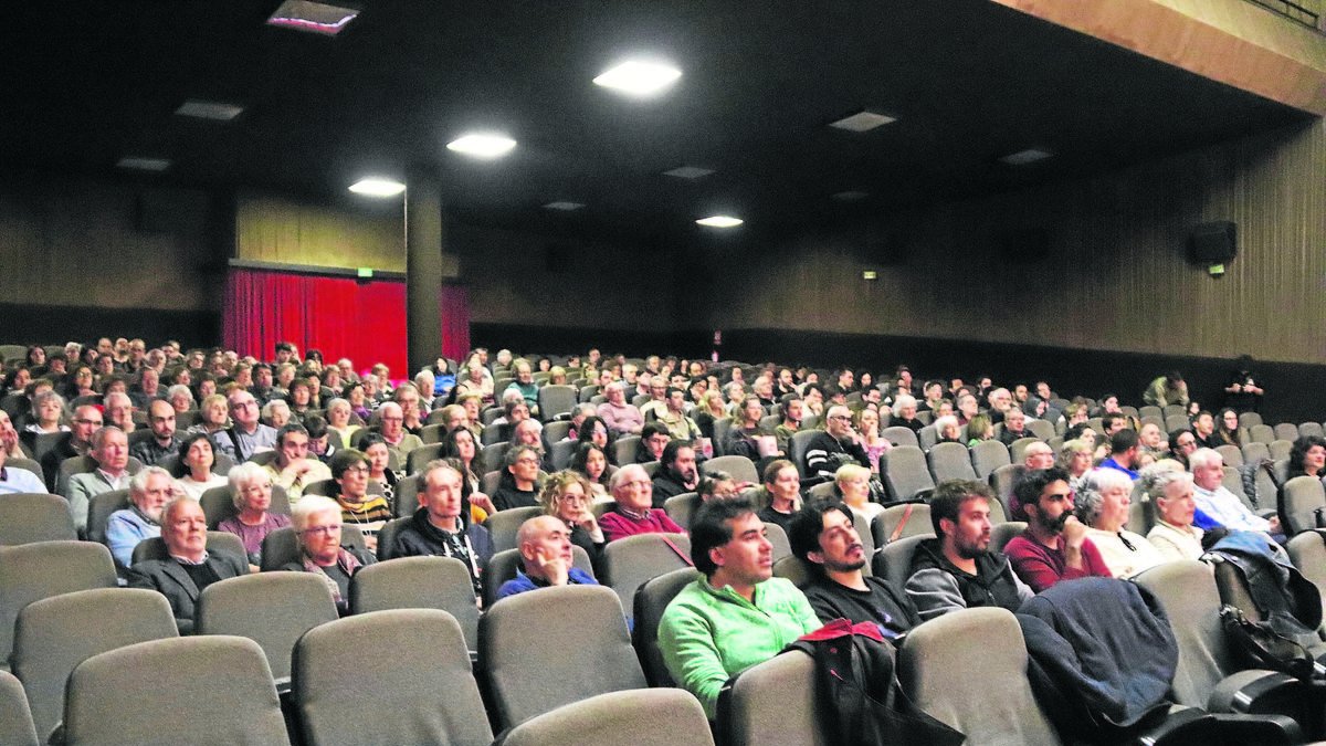La platea del Cine París durant la projecció de ‘Casablanca’ dissabte passat. - ACN