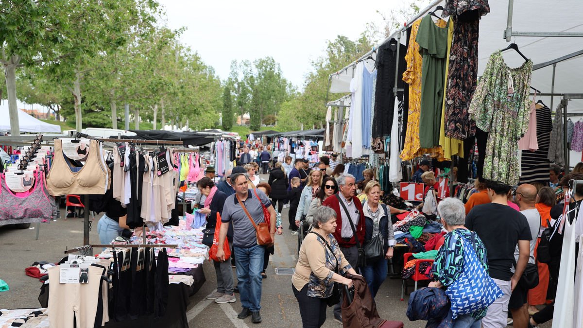 Bona afluència de clients al mercat del Camp d’Esports - AMADO FORROLLA