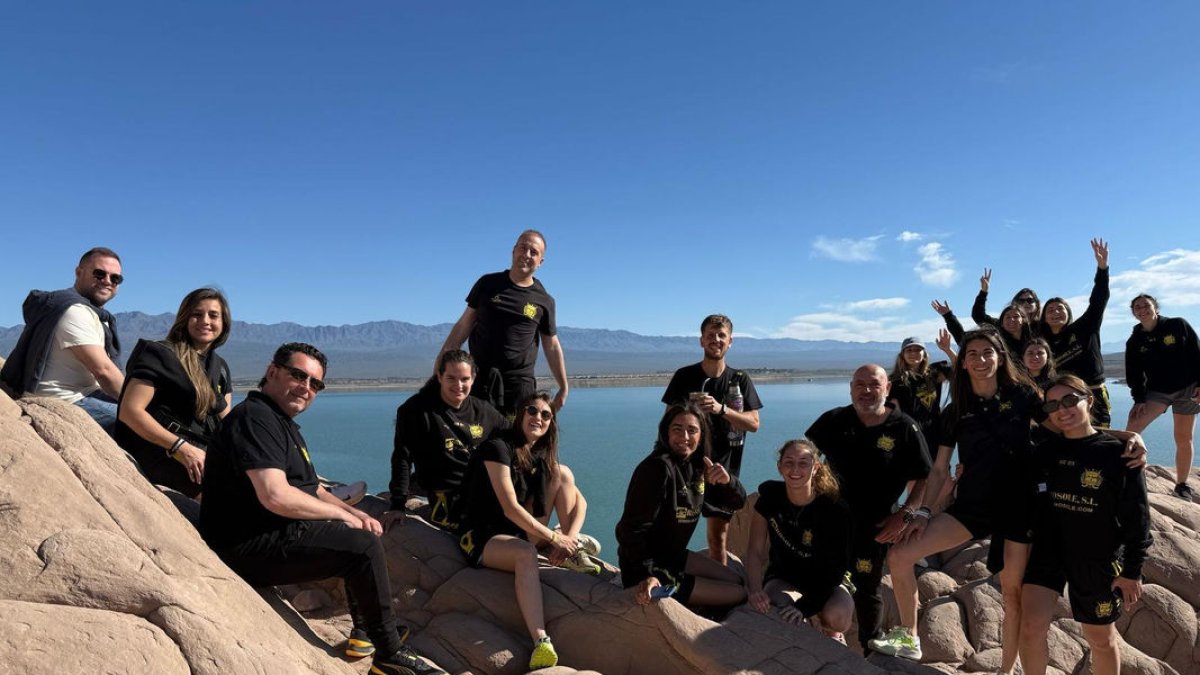 La expedición del Vila-sana se relajó ayer con una excursión al dique de Ullum. - CLARA LIÁÑEZ