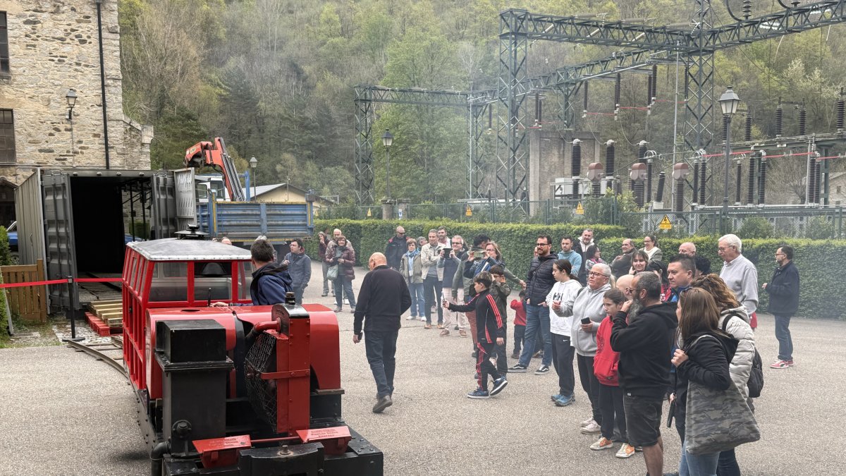 Jornada festiva a la Vall Fosca per engegar i fer circular la locomotora dièsel i la vagoneta coneguda popularment com 'La Rúbia'