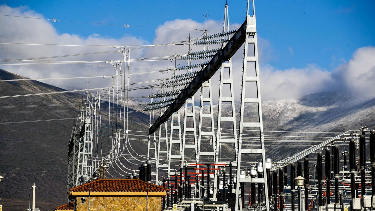 El apagón eléctrico dejó a la mayoría de la población incomunicada. - EFE/JAVIER CEBOLLADA