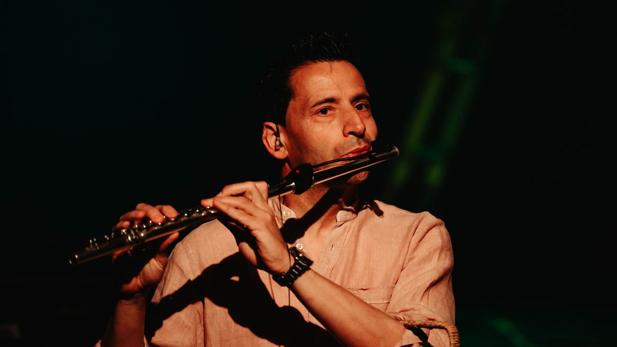 Carles Fortuny llevó a cabo ayer un ensayo general de ‘Sendo’, que presentará mañana en Tàrrega. - DANI HERNÁNDEZ
