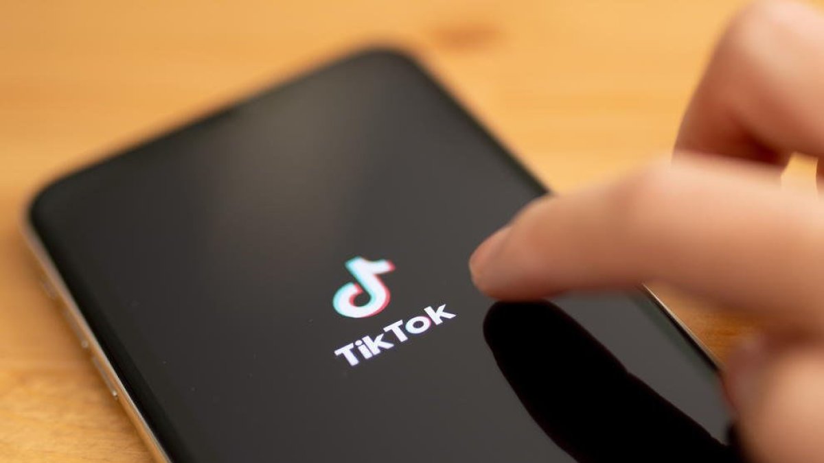 Imagen de archivo de la aplicación TikTok en un móvil. - EFE