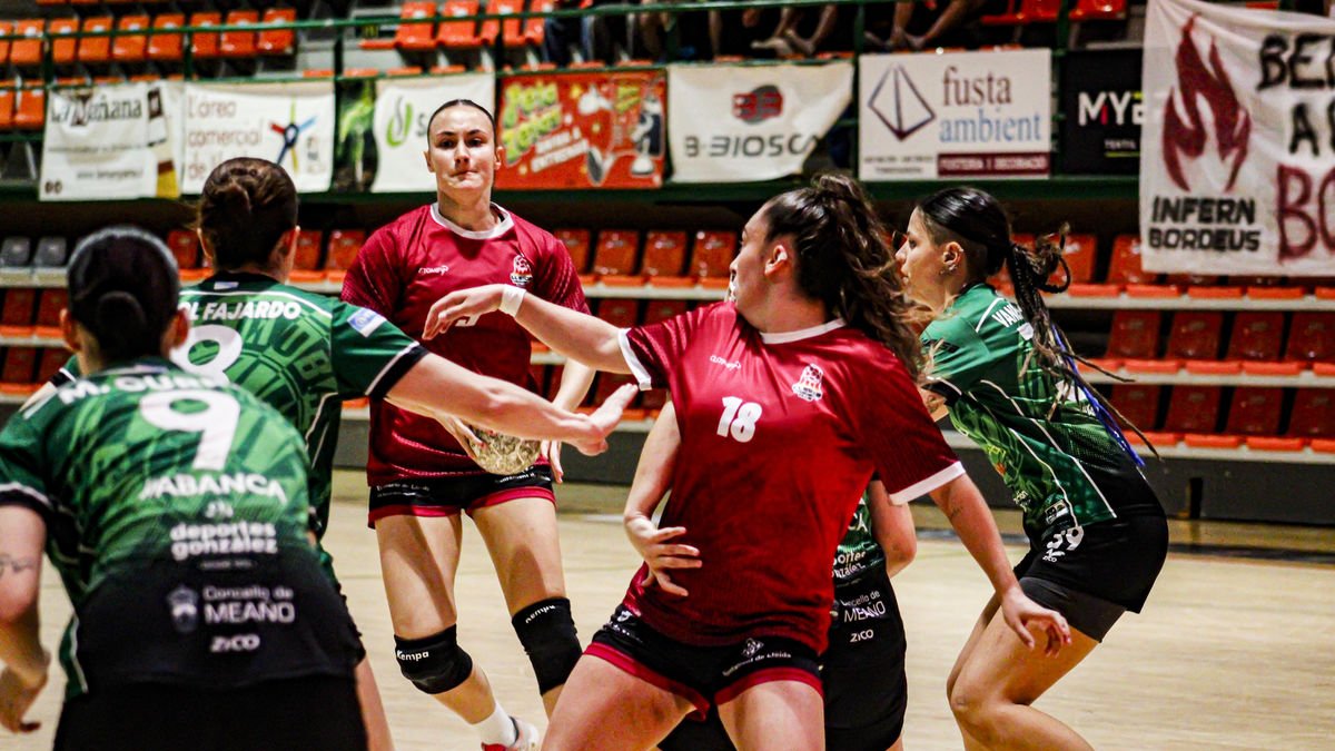Una acción del partido de ida entre el Lleida Handbol y el Meaño, disputado el pasado sábado. - INGRID SEGURA