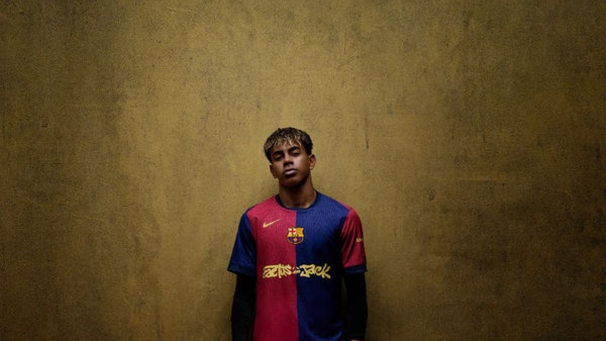 Lamine Yamal, con la camiseta especial del rapero Travis Scott, que lucirá el equipo en el Clásico. - FC BARCELONA