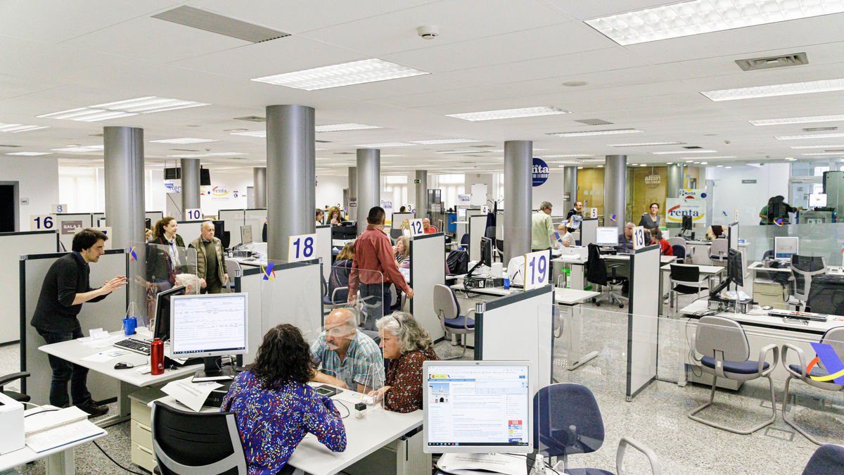 Atención de contribuyentes en una delegación de la Agencia Tributaria. - EUROPA PRESS