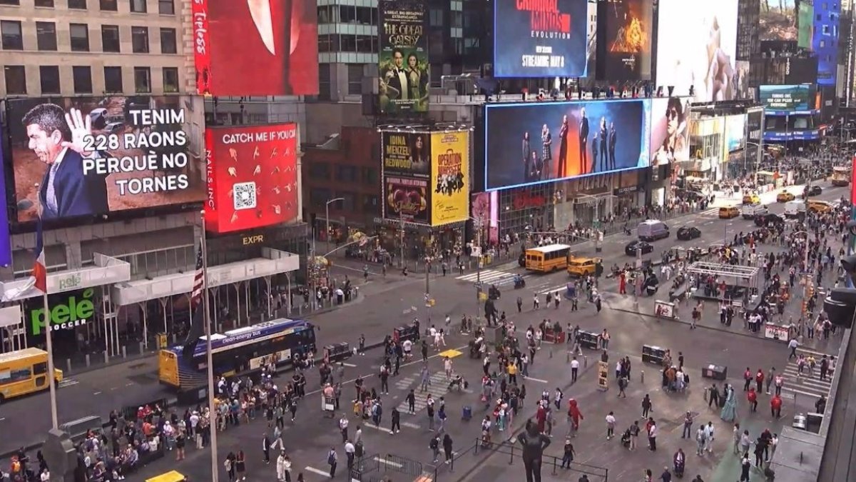 L’anunci pagat per Compromís contra Mazón ahir a les pantalles de Times Square a Nova York. - EUROPA PRESS