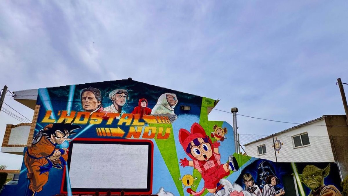 El mural rememora la cultura popular de los 80 y los 90.