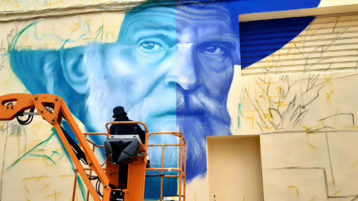 L’artista murcià Jotalo, ahir a la tarda treballant en el seu mural. - GF