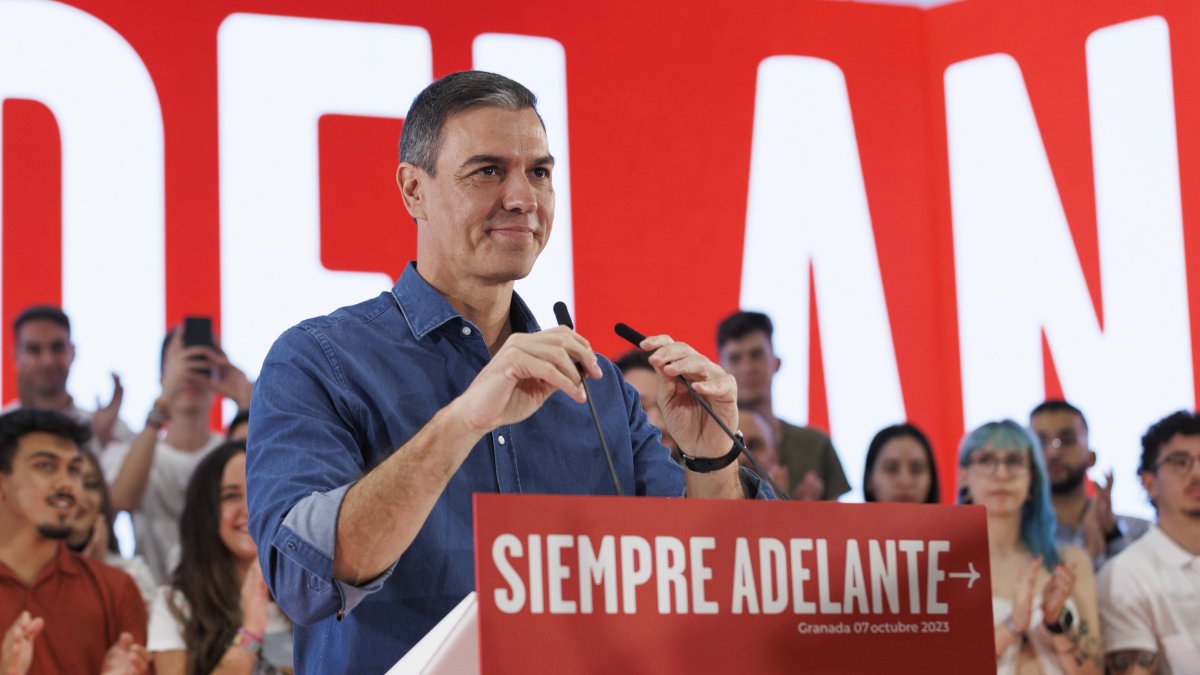 El secretario general del PSOE y presidente del Gobierno, Pedro Sánchez, durante su participación en un acto público, a 07 de octubre del 2023 en Granada .