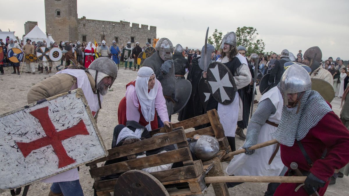 Retirada de víctimes mortals després de la batalla del setge al castell. - LAIA PEDRÓS