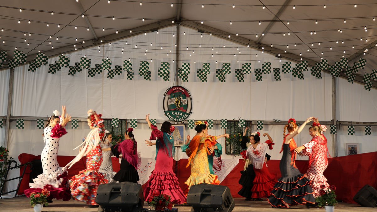 Una de les exhibicions de ball de la Casa d’Andalusia, ahir al recinte de les Firetes de Lleida. - AMADO FORROLLA
