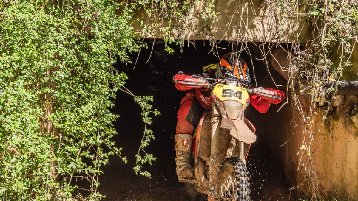 Jaume Betriu, sortint per sota d’un túnel. - JORDI ODÉN