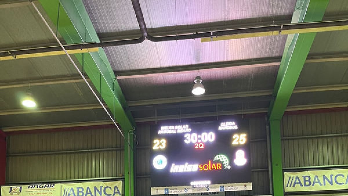La plantilla leridana celebró la clasificación para la Final Four en la pista gallega.