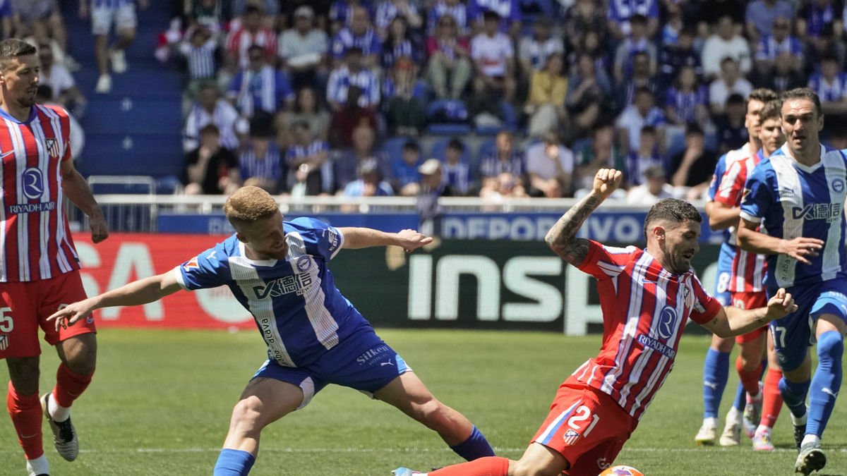 Javi Galán, de l’Atlètic, cau a terra davant de Carlos Vicente. - EFE
