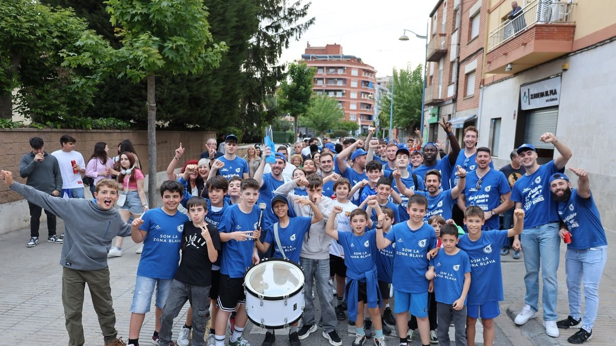 La rua va passar pel centre de la ciutat, on la va seguir l’afició. - J.GÓMEZ