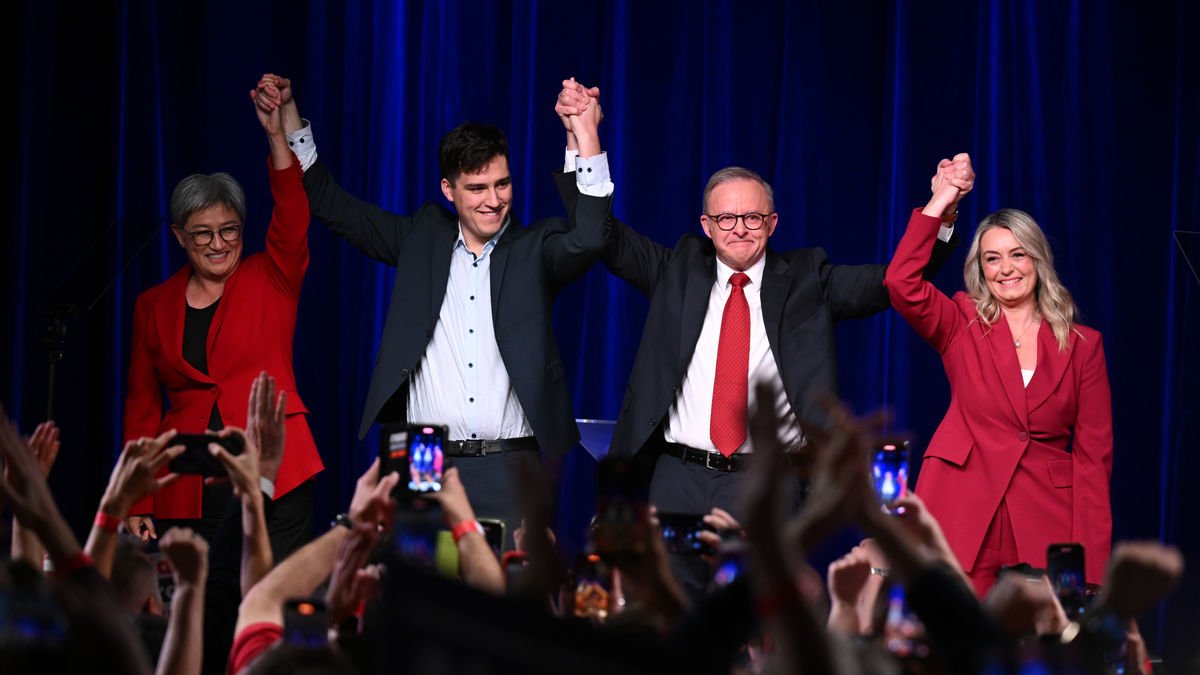 Anthony Albanese (segon per la dreta) celebrant la victòria. - EFE