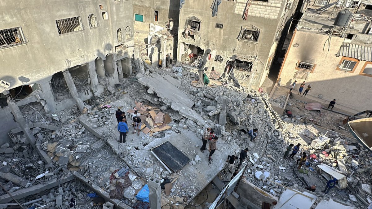 Imatge dels danys que van provocar els bombardejos israelians a la ciutat gaziana de Khan Yunis. - EUROPA PRESS