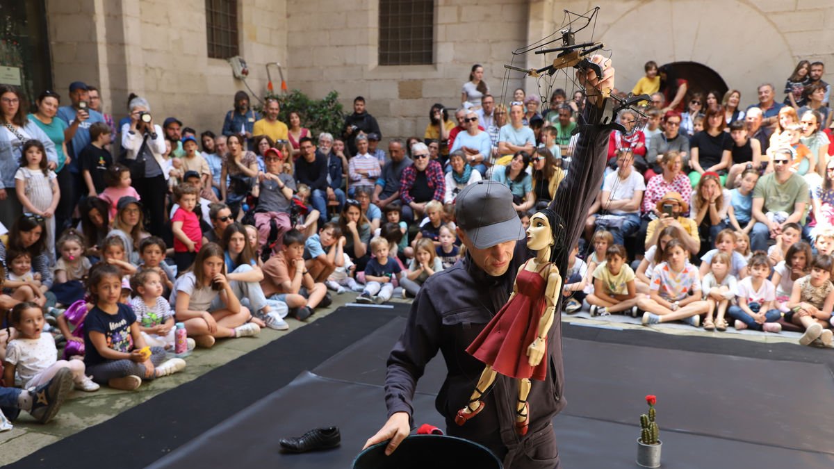 El pati de l’Institut d’Estudis Ilerdencs es va convertir matí i tarda en l’escenari de ‘Joséphine’. - AMADO FORROLLA