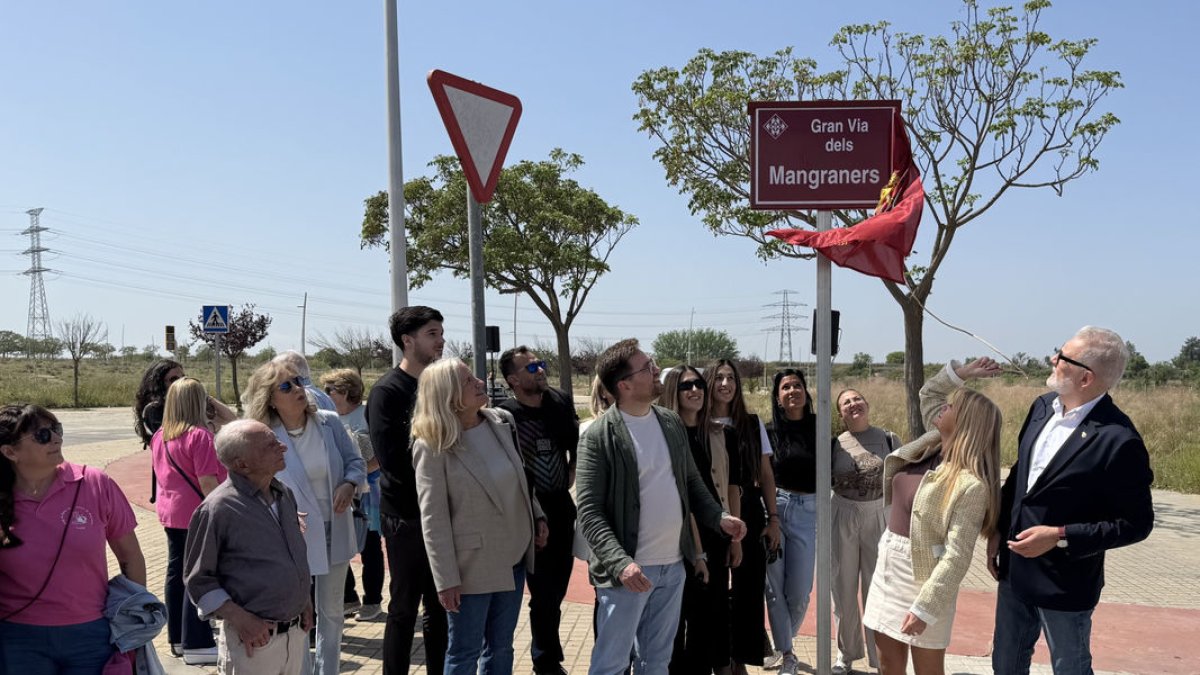 Sánchez, Larrosa, regidors de la Paeria i veïns dels Mangraners van destapar ahir la placa. - INGRID BOSCH