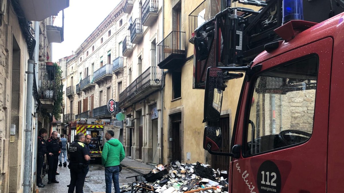 Bomberos delante del edificio incendiado.