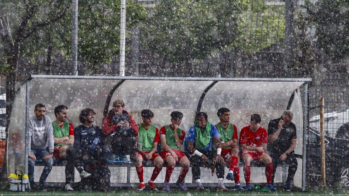 L’Alpicat, refugiant-se de la pluja a la banqueta del Manuel Lorite quan es va aturar el joc. - INDRIG SEGURA