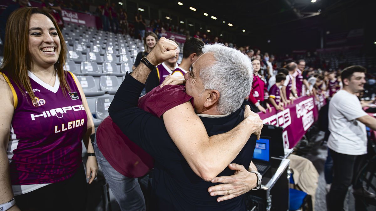 El president Albert Aliaga també ho va celebrar amb l’afició. - SANTI IGLESIAS