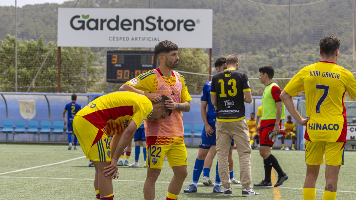 Adri Lleó, amb el dorsal 22, consola Fran Pérez ahir a la conclusió del partit entre l’Andratx i el Lleida. Potser l’últim de la història del club. - JORDI ECHEVARRIA