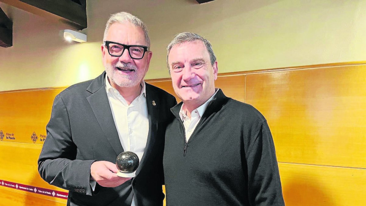 Enric Duch va entregar ahir una bola com a obsequi a Fèlix Larrosa.