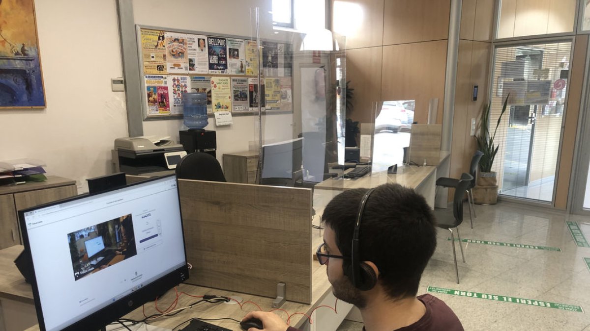 Videoatenció a un contribuent a Bellpuig. - D.LL.