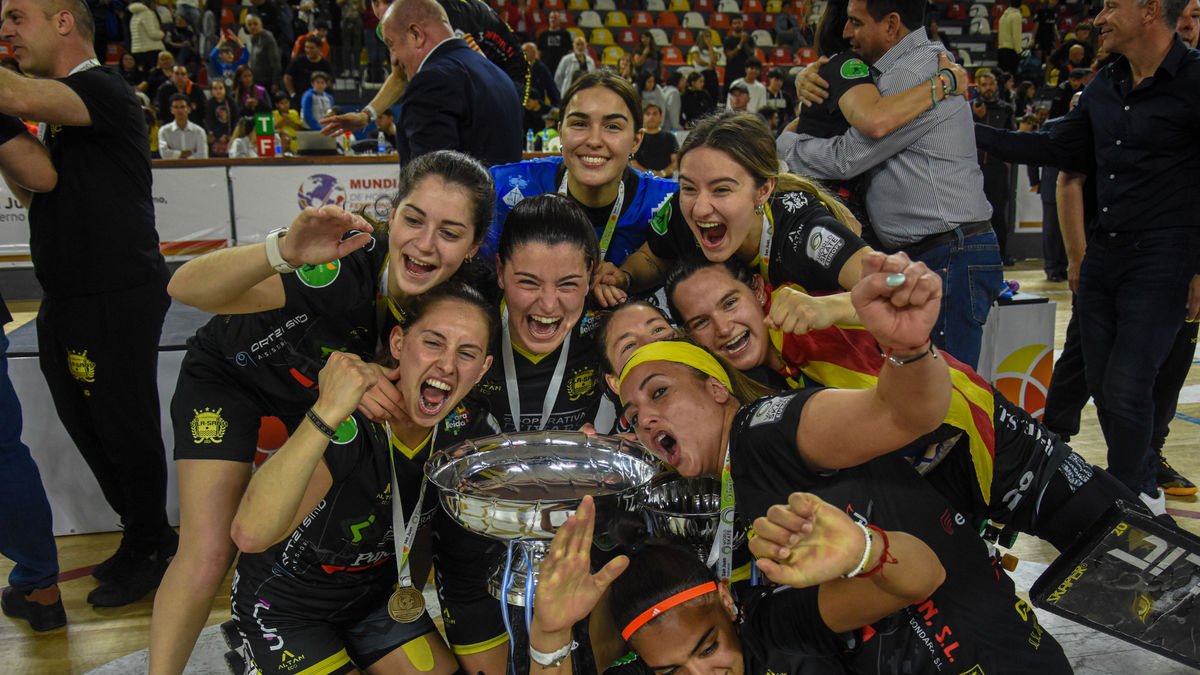 Les jugadores del Vila-sana, amb la copa que les acredita com el millor equip del món. - CLARA LIÁÑEZ
