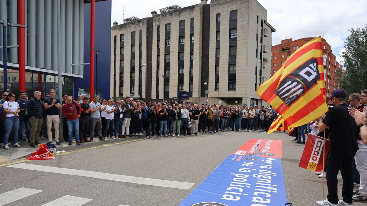 La concentración tuvo lugar ante la comisaria de Lleida. - AMADO FORROLLA