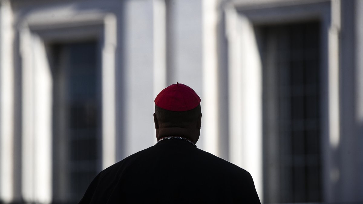Un cardenal llega a una reunión previa al Cónclave.