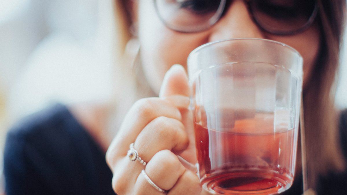 Una persona tomando una infusión.