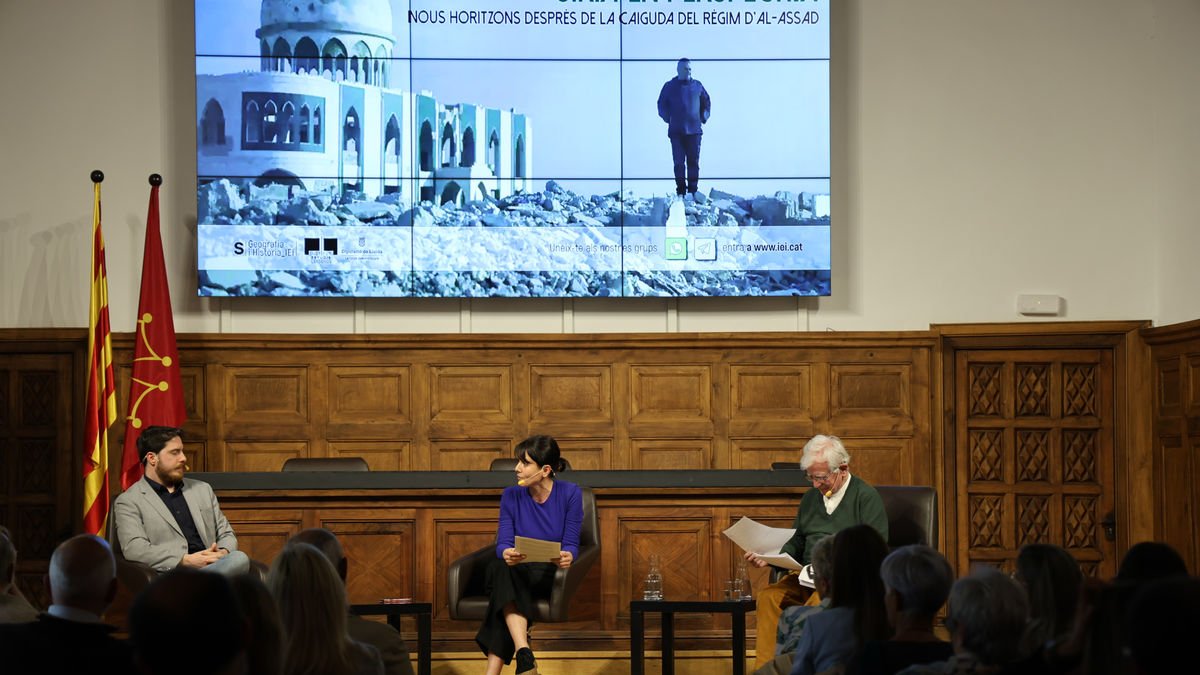 Özgür Güneş Öztürk moderó la mesa, con los expertos Gabriel Garroum y Tomás Alcoverro. - AMADO FORROLLA