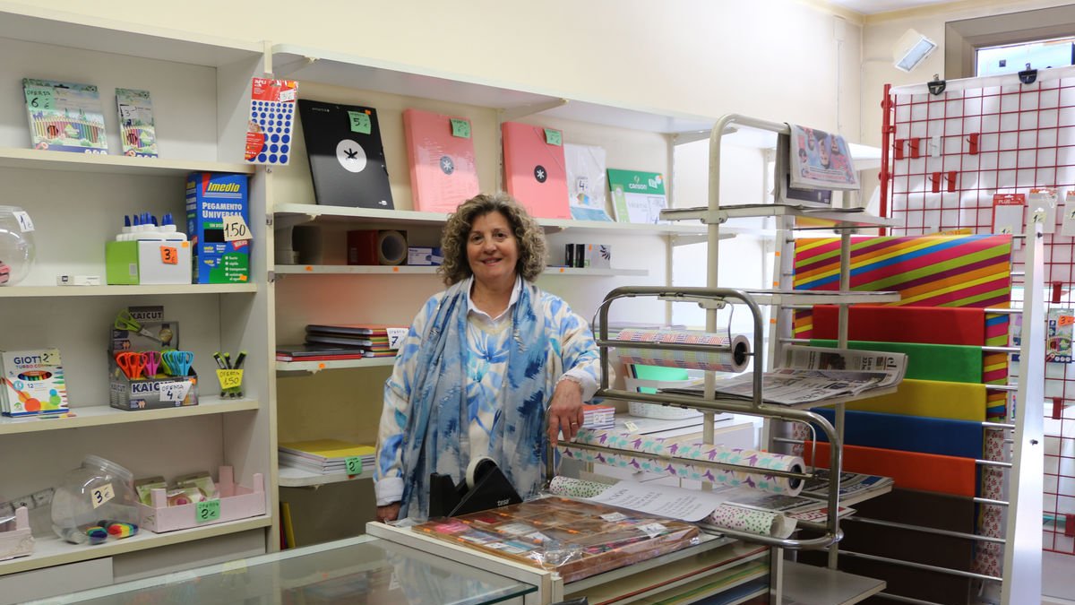 La propietària, Hortènsia Sans, al seu establiment. - ALBA GARCÍA