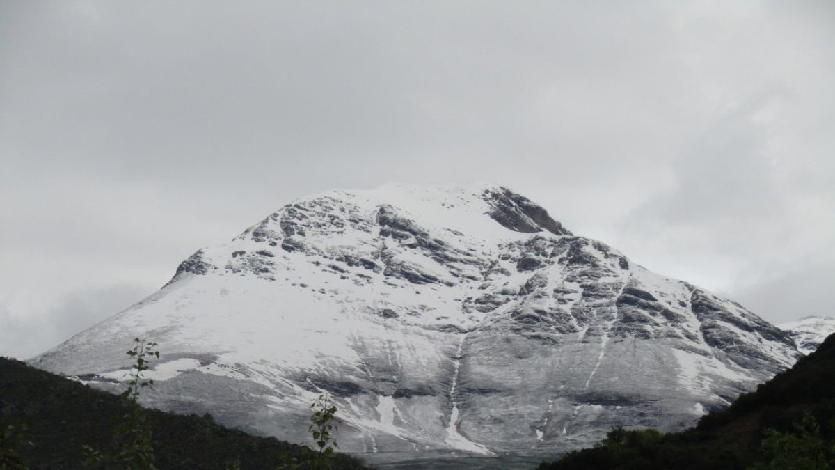 Descenso de temperaturas y nuevas nevadas a partir de 1.400 metros- El descenso de temperaturas esta semana, sumado a precipitaciones en buena parte del territorio, ha dejado estampas invernales en varias cimas como el Montsent del Pallars (en la imagen). Ayer también nevó tímidamente en algunos puntos del Alt Urgell y de la Val d’Aran y podría seguir haciéndolo hoy. - EDGAR ALDANA
