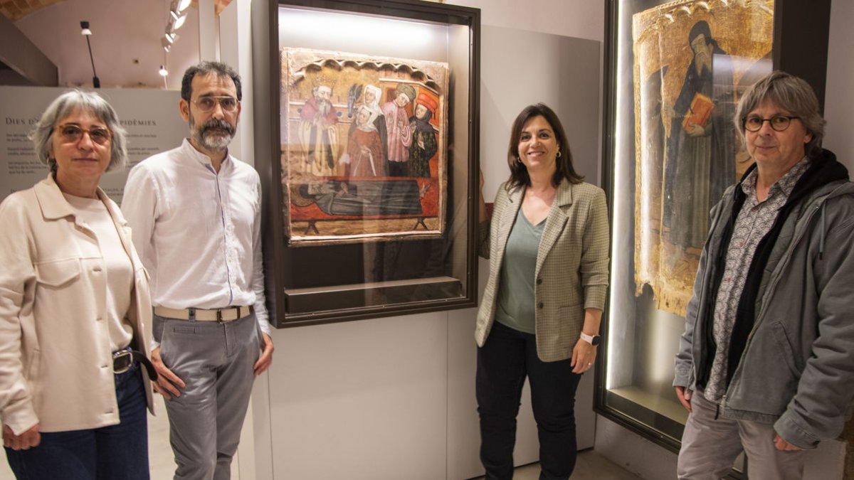 Las autoridades, con el compartimento adquirido recientemente y el que luce en el museo desde 2018. - LAIA PEDRÓS