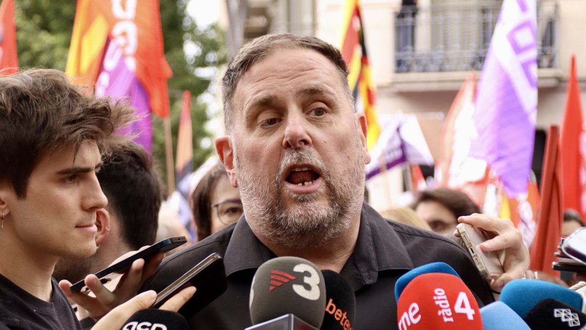 El presidente de ERC, Oriol Junqueras, atiende los medios de comunicación antes del inicio de la manifestación del 1 de mayo