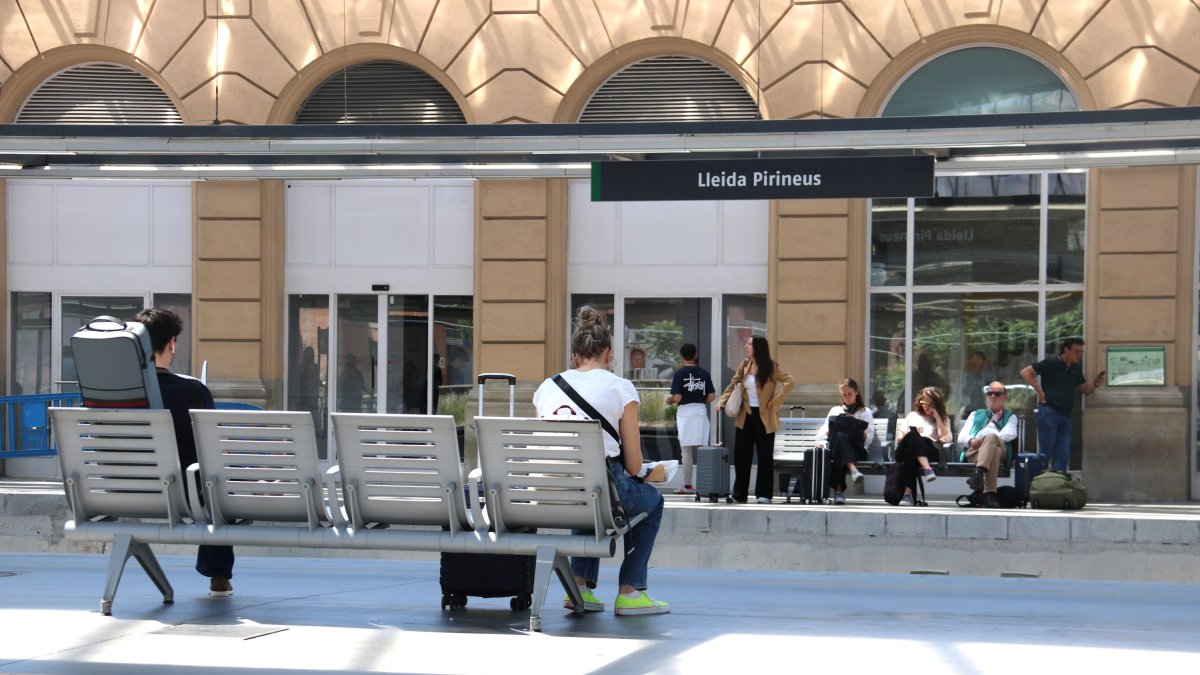 Usuarios de Renfe esperando el AVE en la estación de Lleida-Pirineus.