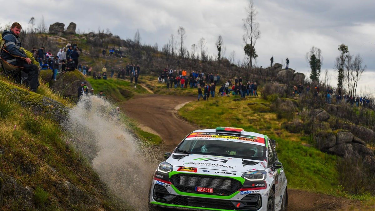 El Ford Fiesta Rally3 Evo de los leridanos Jiménez y Paz durante uno de los tramos del rally portugués.