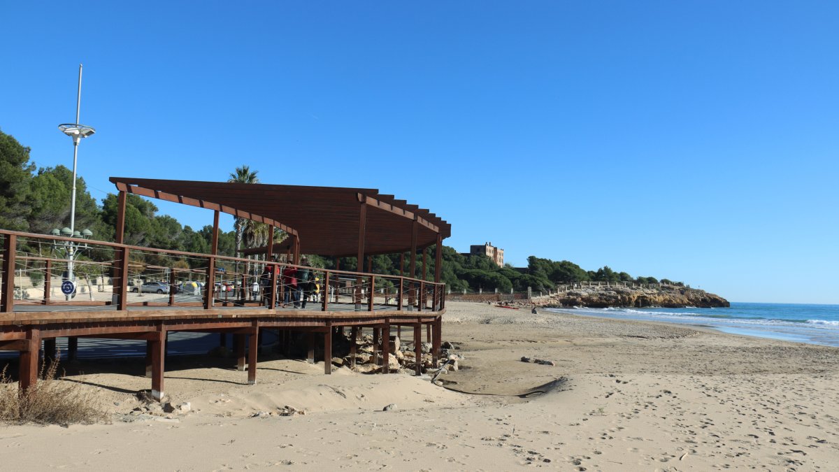 Playa de l'Arrabassada, en Tarragona, una de las distinguidas con la bandera azul 2025.