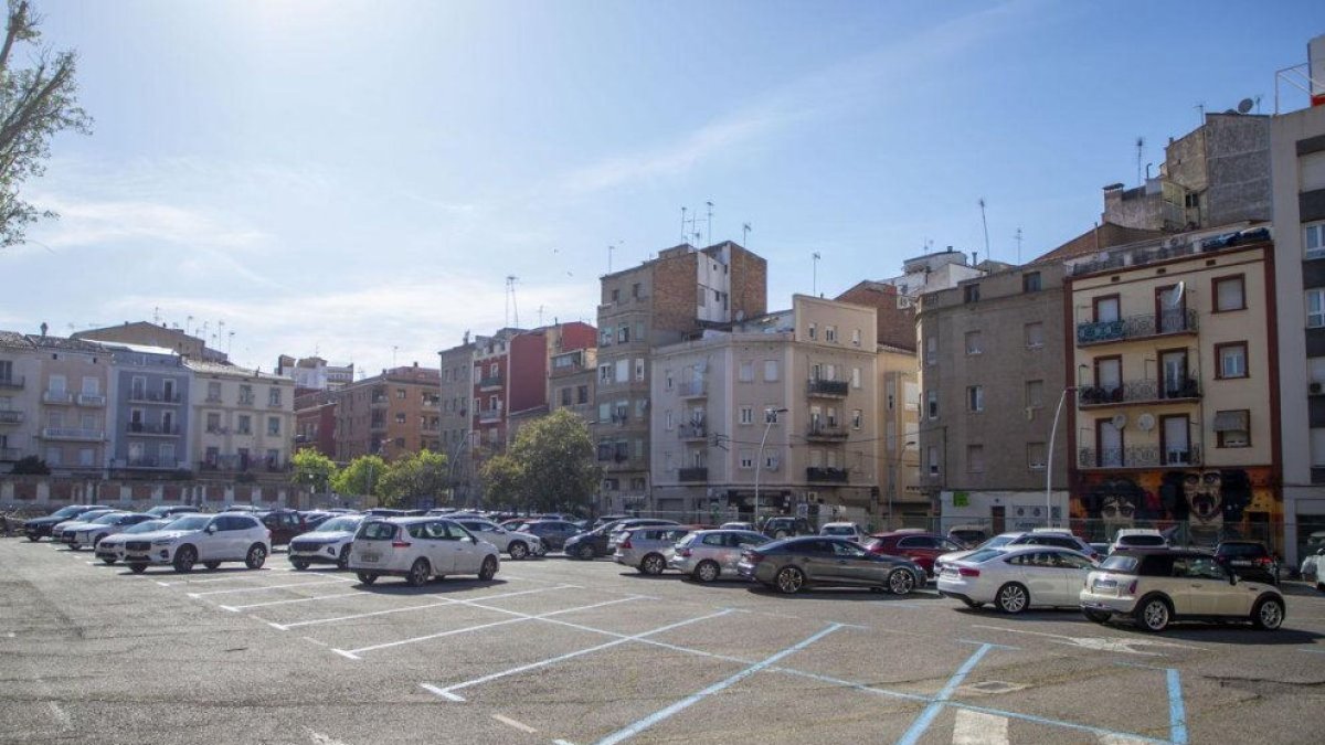 El solar de Magisteri es una parking de zona azul desde hace años. - SEGRE