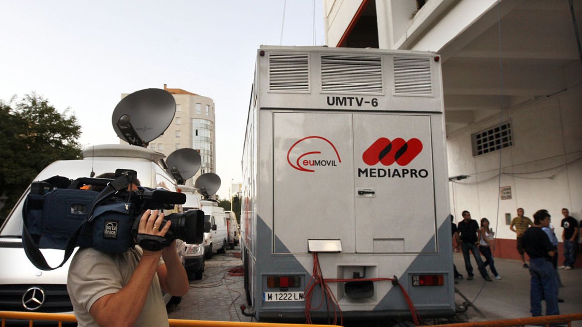 Un cámara de Mediapro junto a un vehículo de la empresa. - EFE