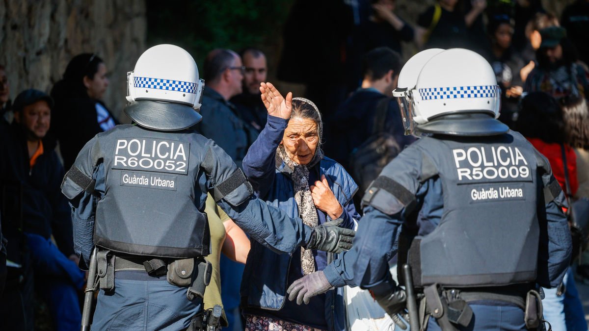 Tensión  en el desalojo de un asentamiento de barracas en Barcelona - EUROPA PRESS