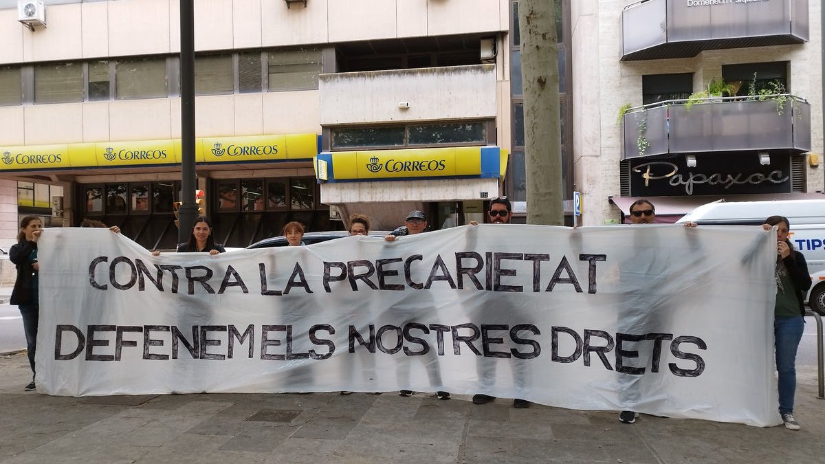 Manifestació ahir a Lleida de treballadors del centre logístic de Correus a Torrefarrera. - R.R.